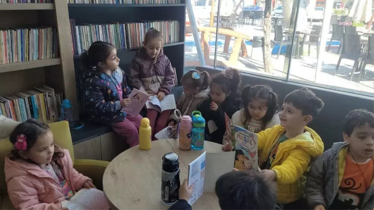 Bayraklı\'da Çocuklar Hem Eğleniyor Hem Öğreniyor