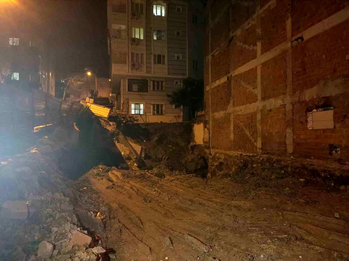Bayrampaşa\'da çöken bahçe duvarı havadan görüntülendi