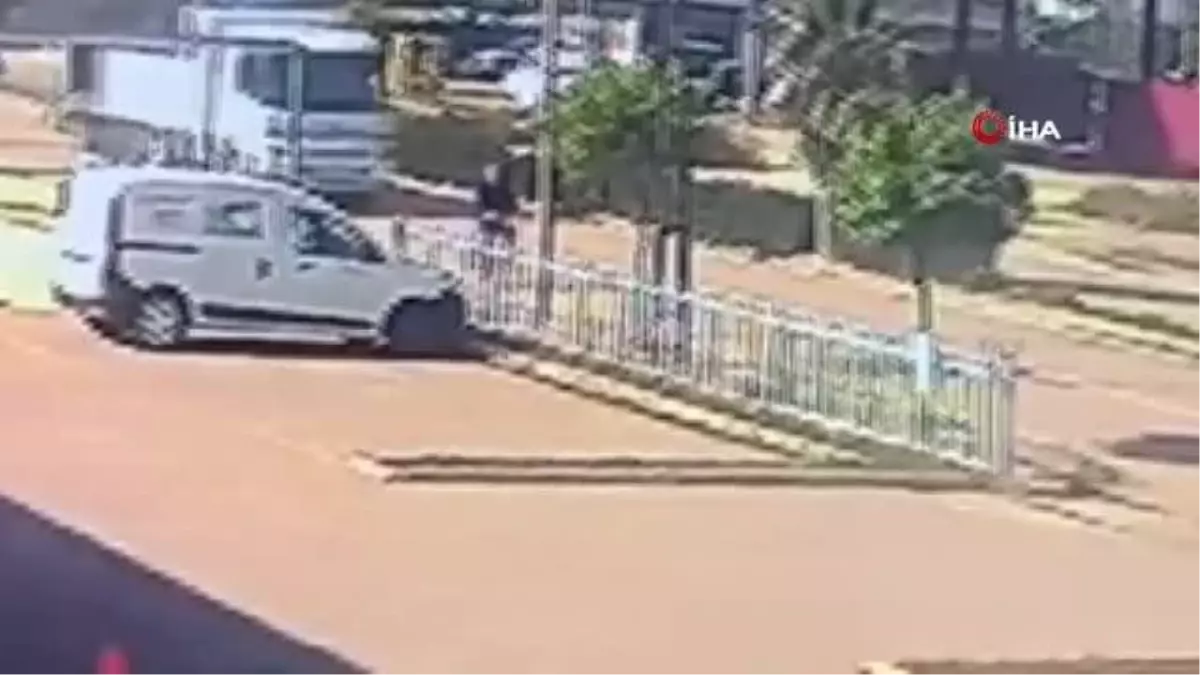 Bir garip kaza... Bisikletle giderken kafasına kamyon kasası çarptı