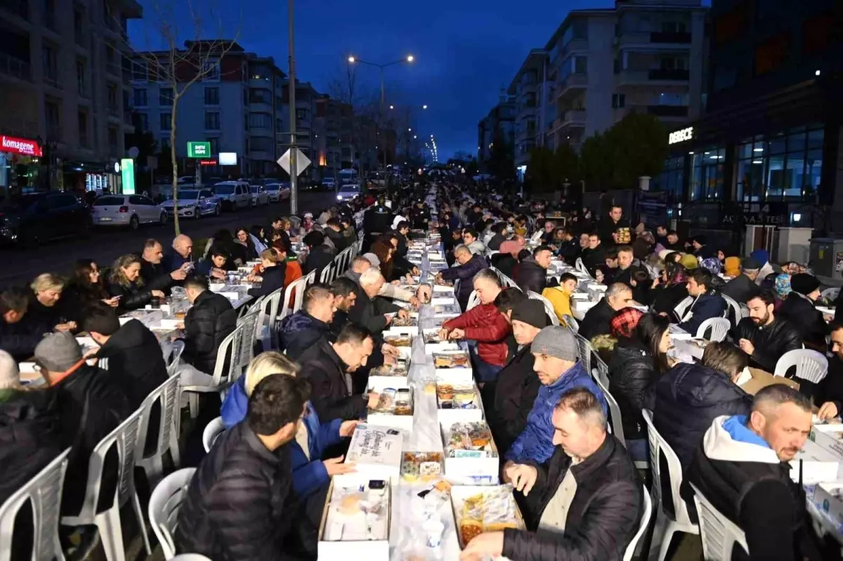 Cadde kapatıldı 2 bin kişi birlikte iftar yaptı