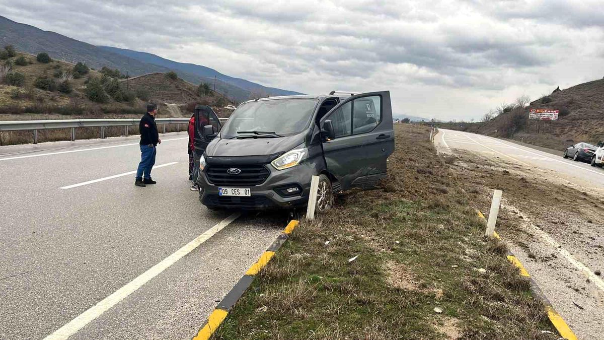 D100\'de orta refüje çıkan minibüsün sürücüsü yaralandı