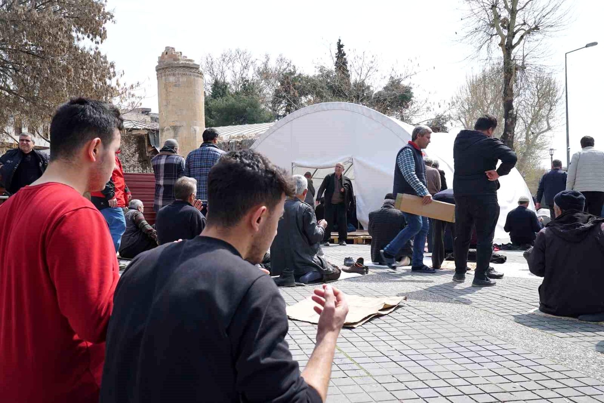 Depremin merkezi Kahramanmaraş\'ta Ramazan\'ın ilk cuma namazı kılındı