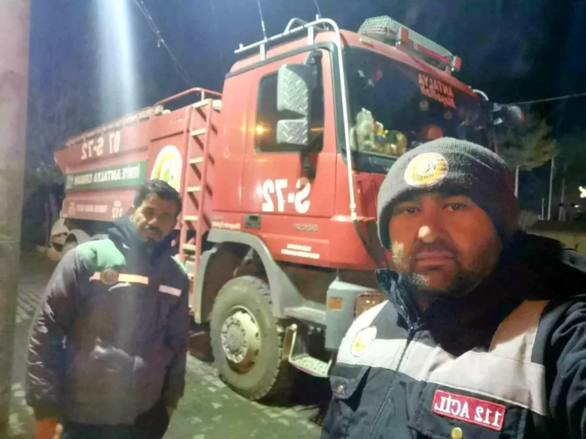 Depremzedelerin iftar ve sahurda su ihtiyaçlarını \'ateş savaşçıları\' karşılıyor