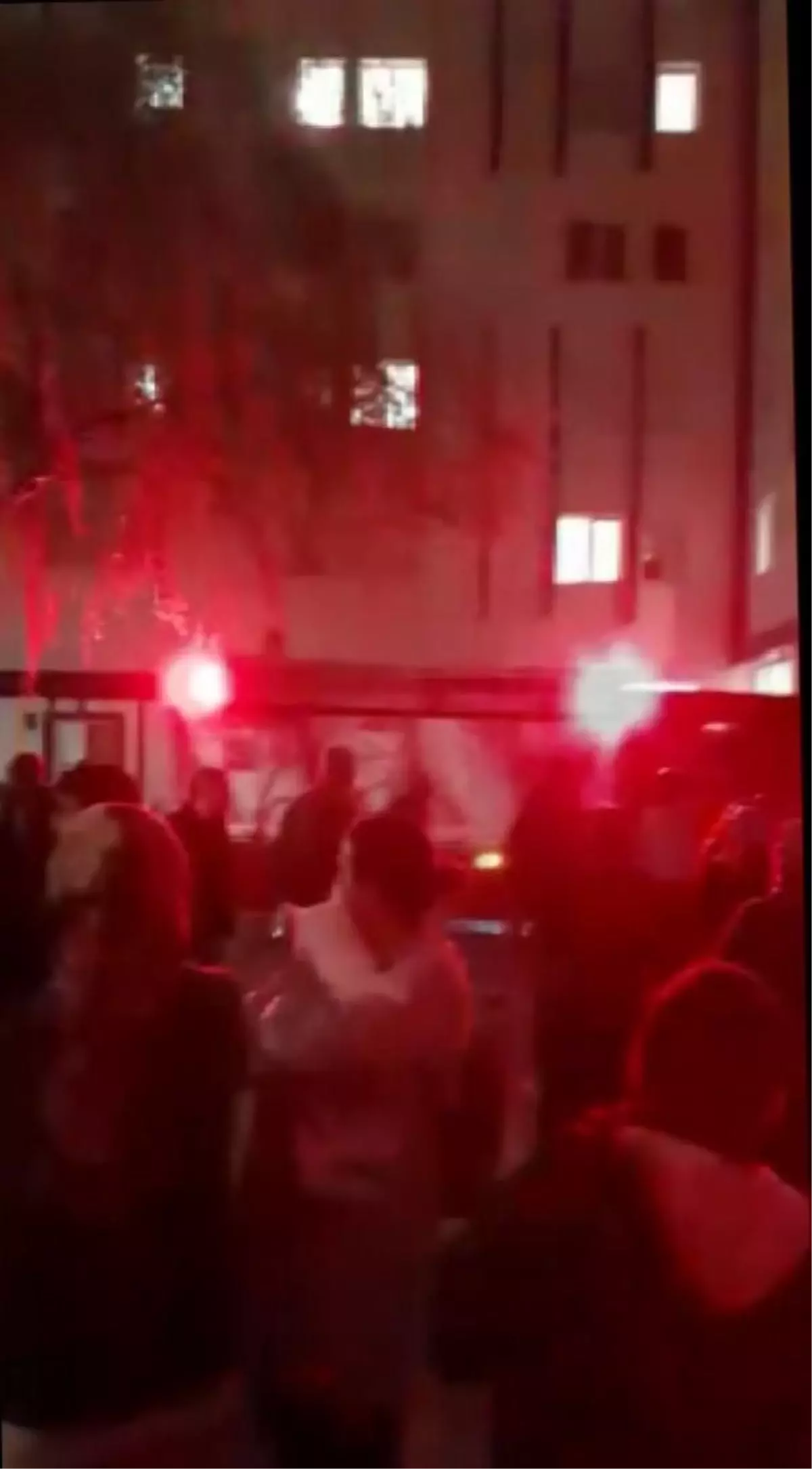 DİYARBAKIR\'DA DEPREMZEDELERİN KALDIĞI YURTTA \'GAZ KOKUSU\' TEDİRGİNLİĞE NEDEN OLDU