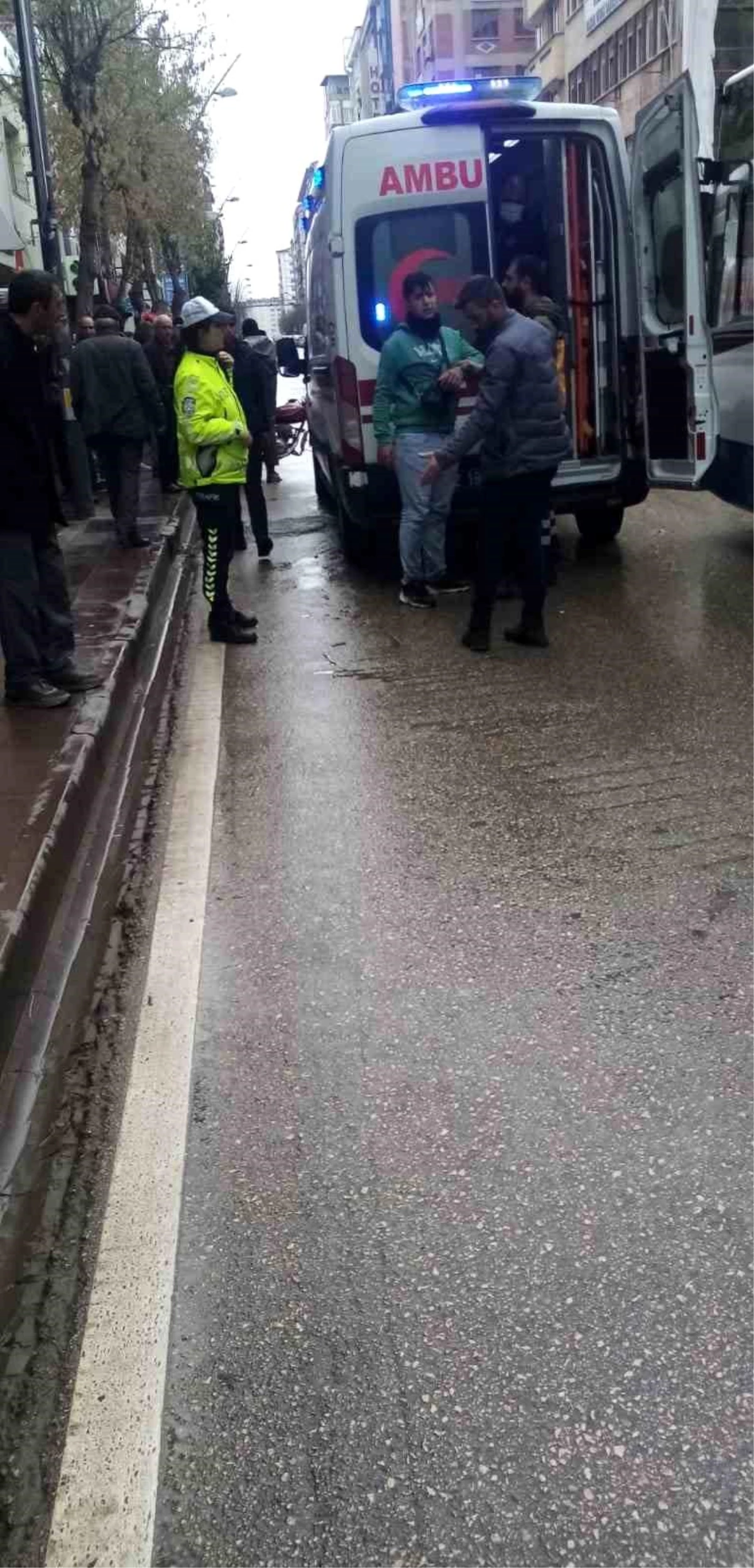 Elazığ\'da motosiklet yayaya çarptı: 2 yaralı