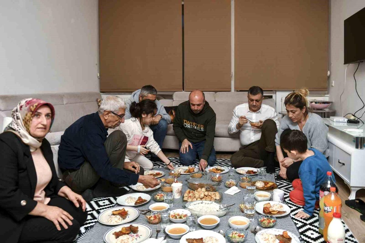 Esenyurt Belediye Başkanı Bozkurt, İlk İftarını Depremzede Ailelerle Yaptı