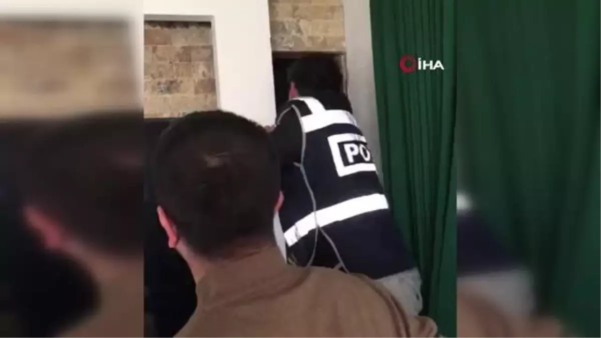 Evin duvarındaki gizli bölmede yakalandı, iyi muamele görmek için polisten \'söz\' istedi