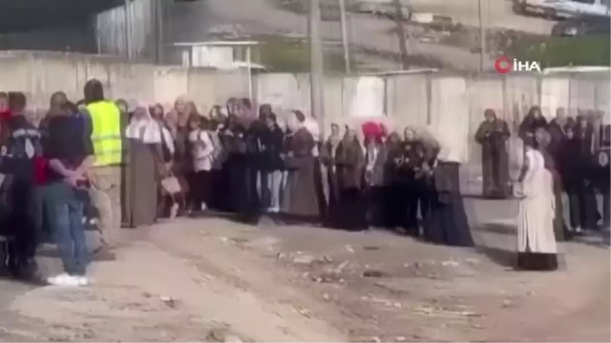 İsrail\'den Mescid-i Aksa\'ya geçmek isteyen Batı Şerialılara karşı yoğun önlem