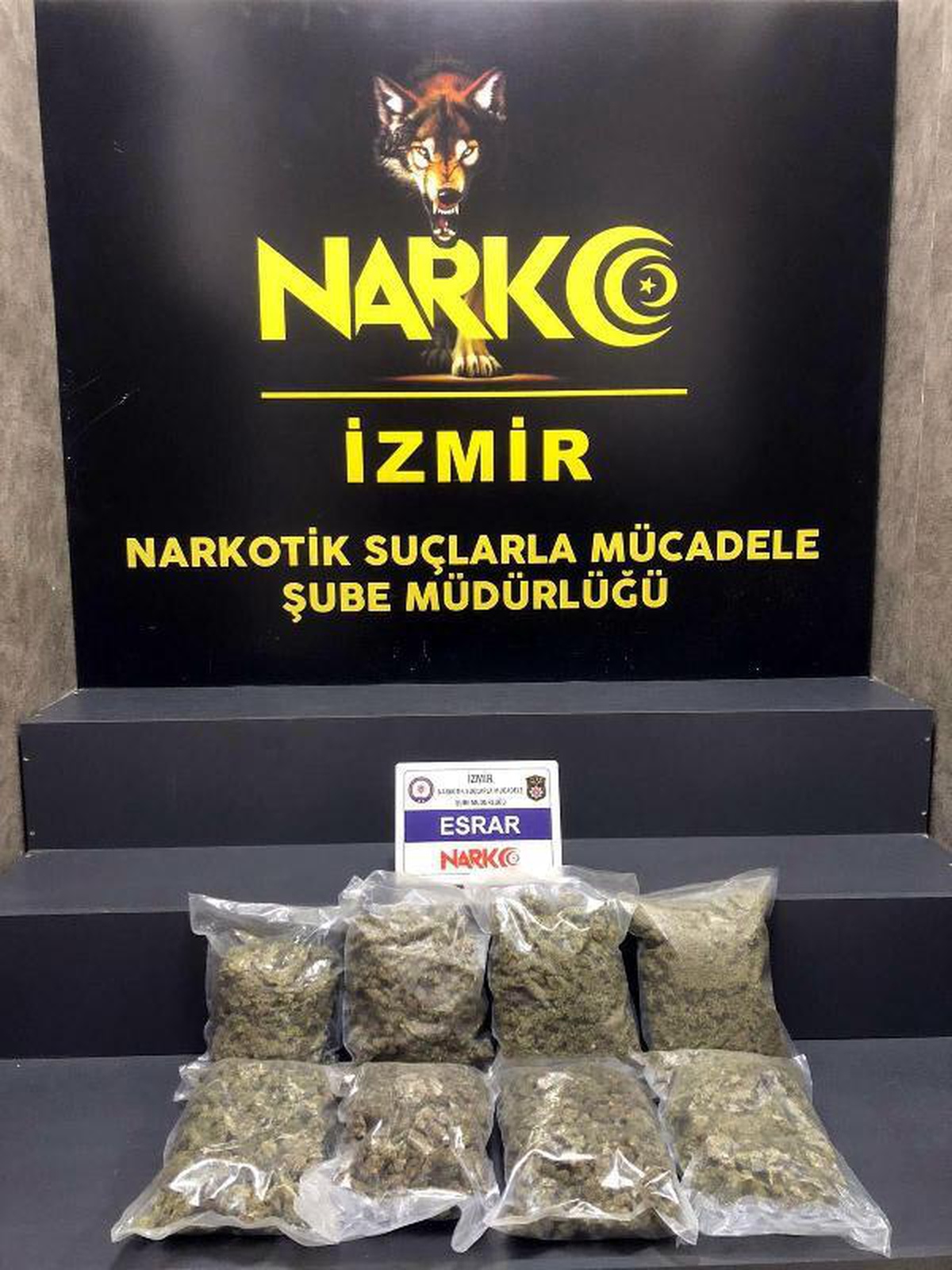 İzmir\'de 4 kilo esrar ele geçirildi, 2 tutuklama