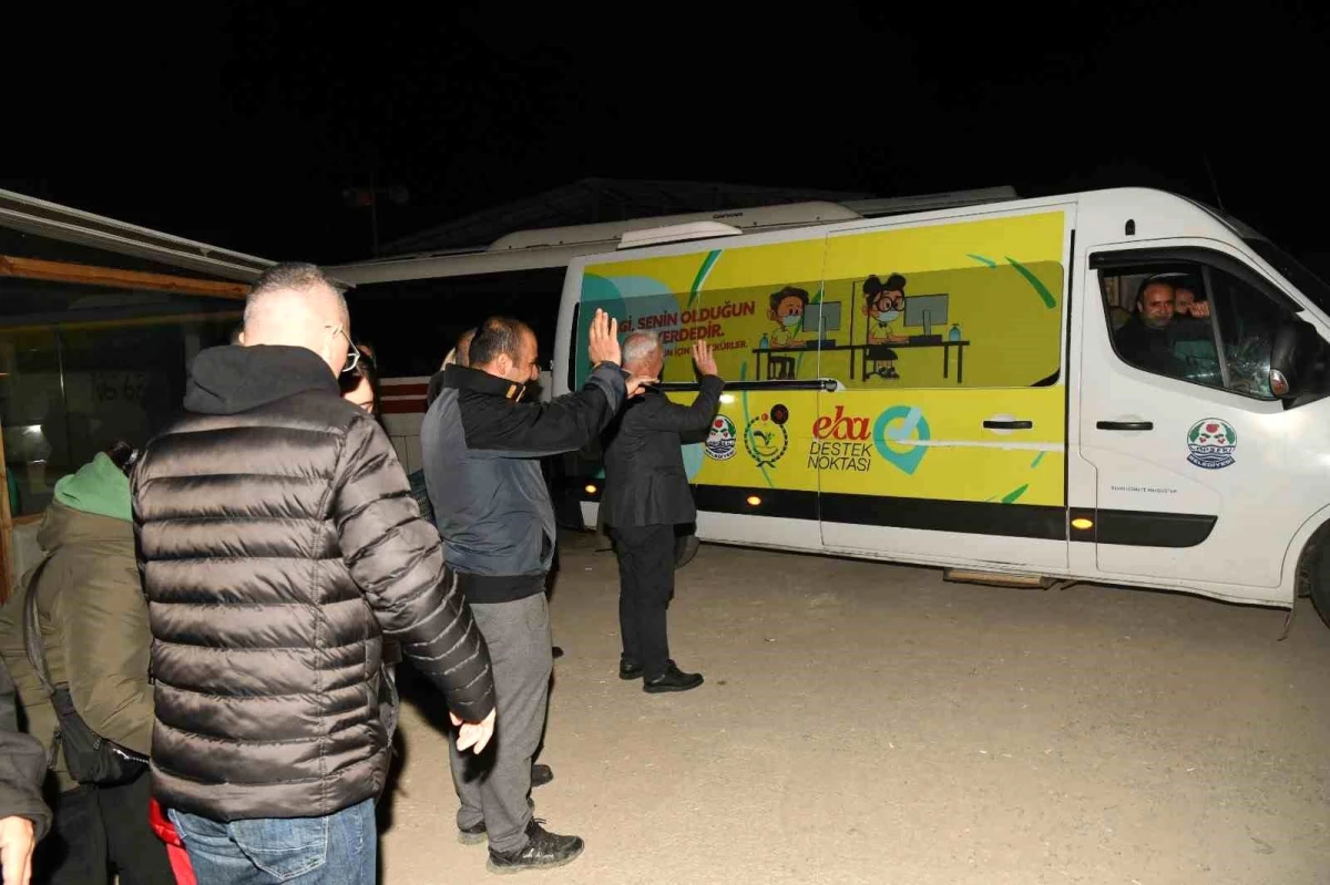 Kahramanmaraş ve Hatay\'da 5 gün iftar verecek olan Lapseki Belediyesi ekip ve ekipmanları yola çıktı