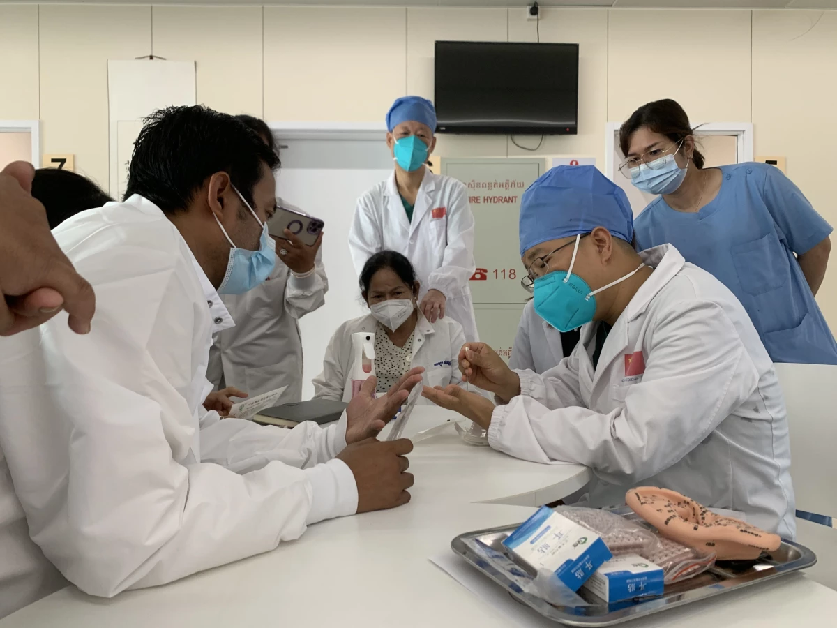 Kamboçya\'da Geleneksel Çin Tıbbı Semineri Düzenlendi