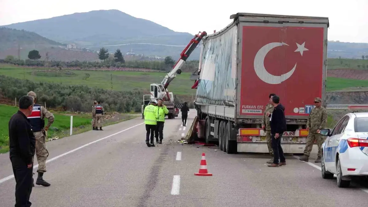 KİLİS\'TE TIR, PARK HALİNDEKİ TIR\'A ÇARPTI 3 YARALI