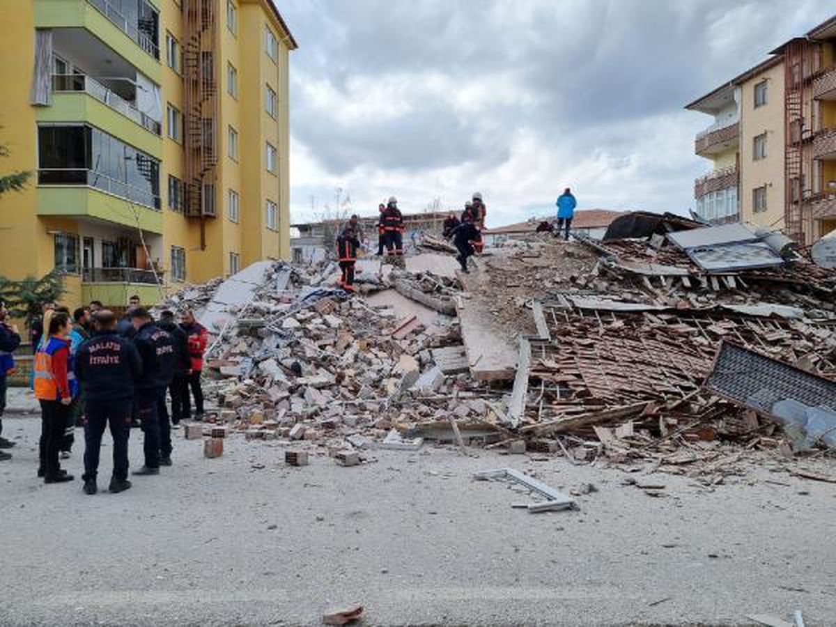 Malatya\'da ağır hasarlı 5 katlı apartman çöktü