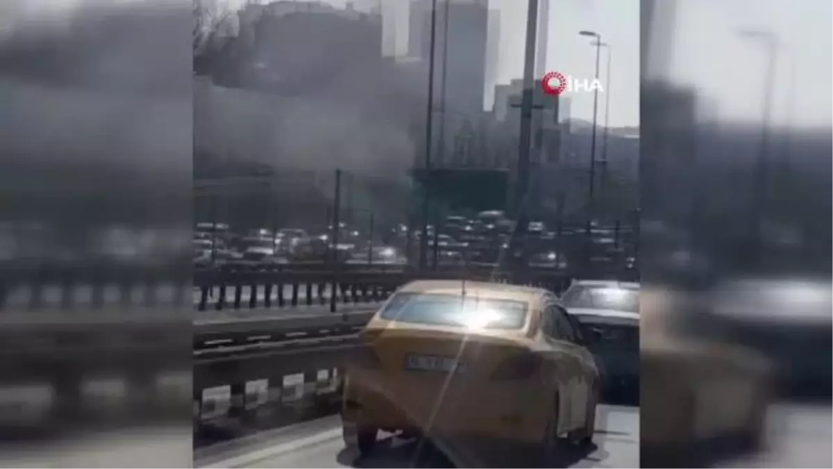 Zeytinburnu E-5\'te seyir halindeki bir araç alevlere teslim oldu