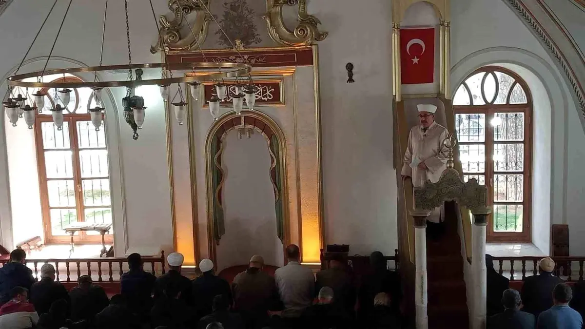 Ramazan ayının ilk Cumasında Muğlalılar Kurşunlu Camii\'ni hınca hınç doldurdu