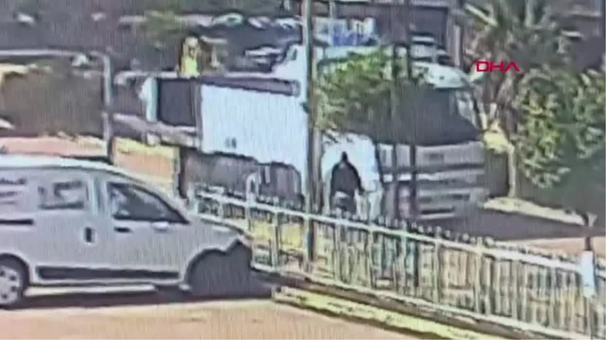 SEYİR HALİNDEKİ KAMYONUN AÇIK KASA KAPAĞININ ÇARPTIĞI BİSİKLETLİ AĞIR YARALANDI