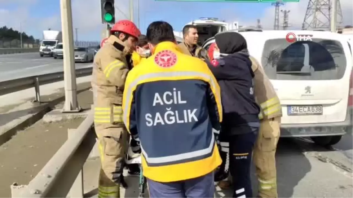 Sultangazi\'de trafik kazası: Hızla gelen otomobil kırmızı ışıkta bekleyen araca çarptı