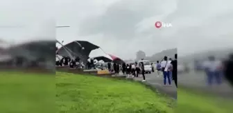 Tayvan'da şiddetli rüzgara kapılan dev çadır uçtu: 1 yaralı