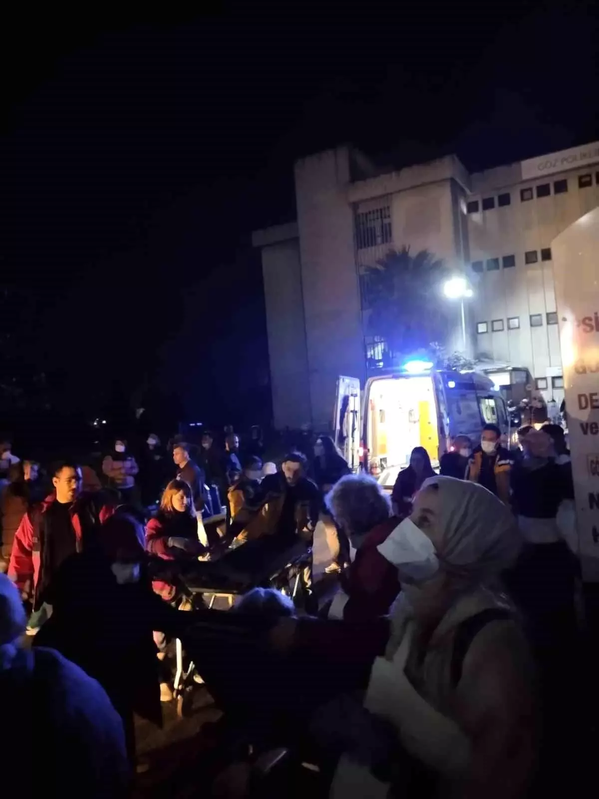 Üsküdar\'da hastanede çıkan yangına müdahale ediliyor