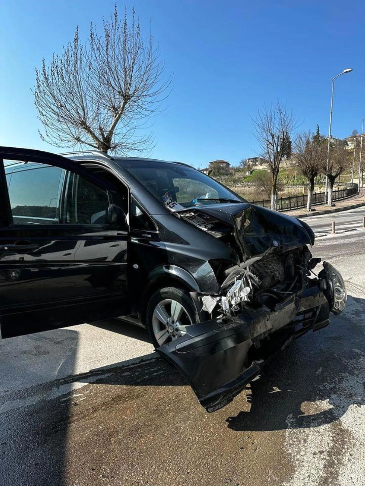 Karabük\'te 3 kişinin yaralandığı kaza anı araç kamerasına böyle yansıdı