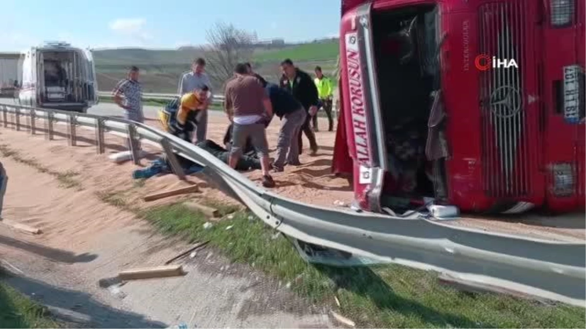 Buğday yüklü kamyon devrildi: 2 yaralı