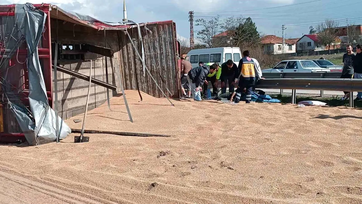 Buğday yüklü kamyon devrildi: 2 yaralı