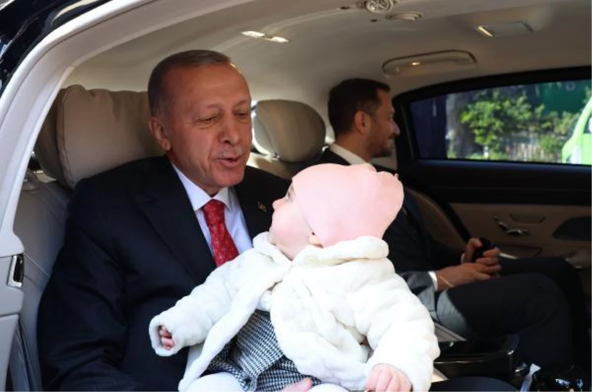 Cumhurbaşkanı Erdoğan 8 aylık Lina bebeği sevdi, oyuncak hediye etti