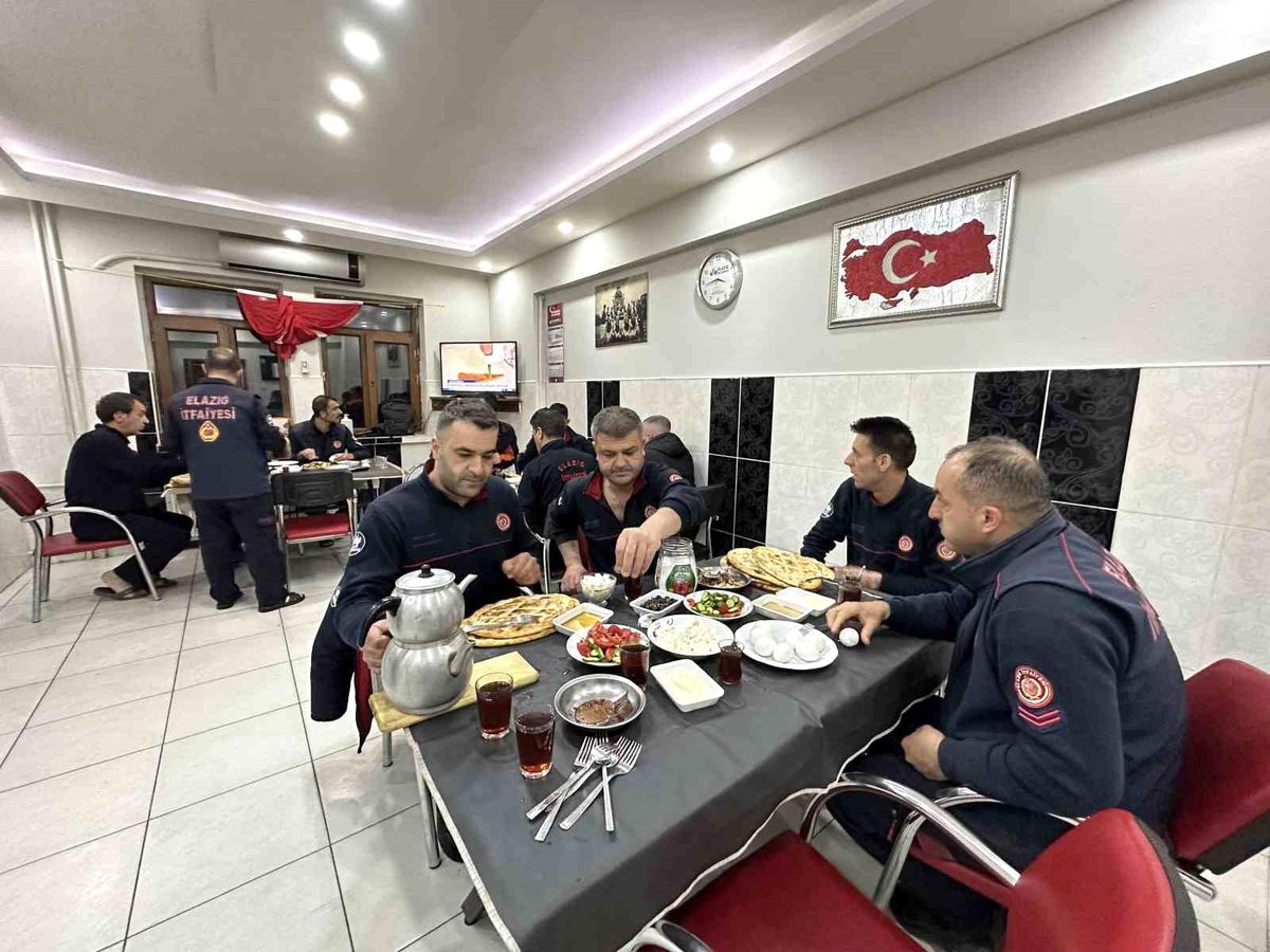 Deprem bölgesindeki itfaiyecilerin buruk sahuru