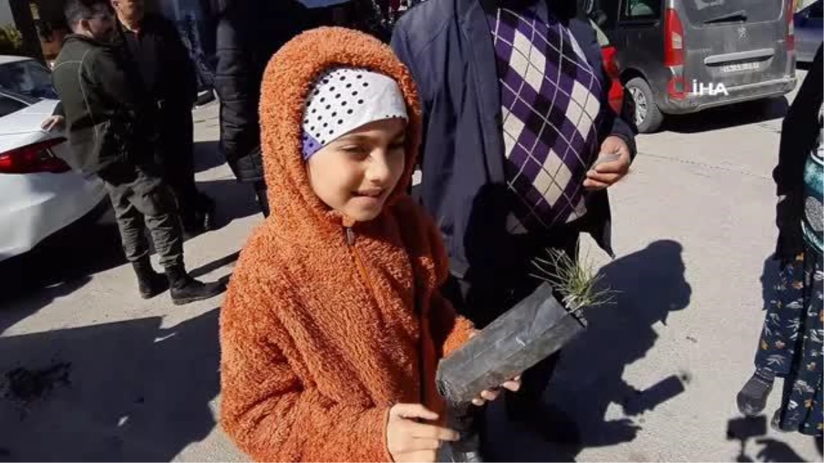 Depremde hayatını kaybedenlerin anısına fidan dağıtıldı