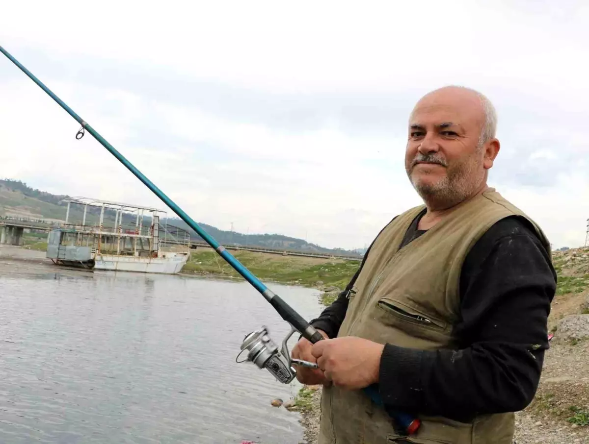 Depremin psikolojik etkisinden balık tutarak uzaklaşmaya çalıştılar