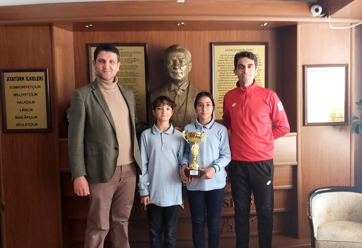 Eskişehir Odunpazarı Ticaret Borsası Ortaokulu \'Küçük Kız Masa Tenisi\' turnuvasında birinci oldu