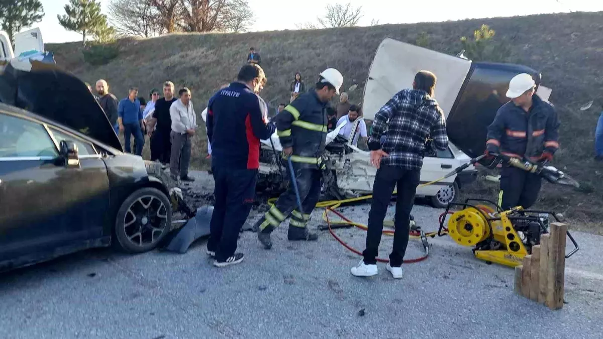 Gediz\'de iki otomobil kafa kafaya çarpıştı: 1 ölü, 3 yaralı