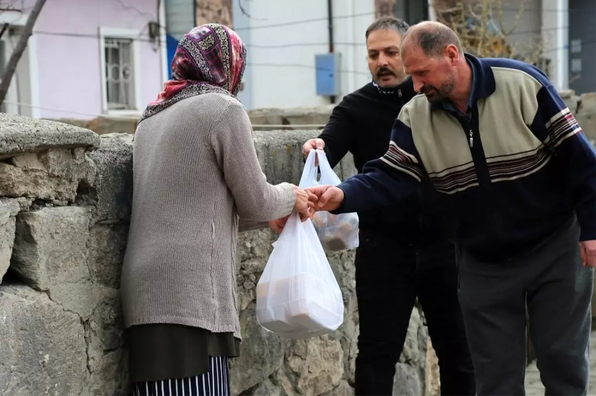 İhtiyaç sahibi vatandaşlara iftar yemeği dağıtılıyor