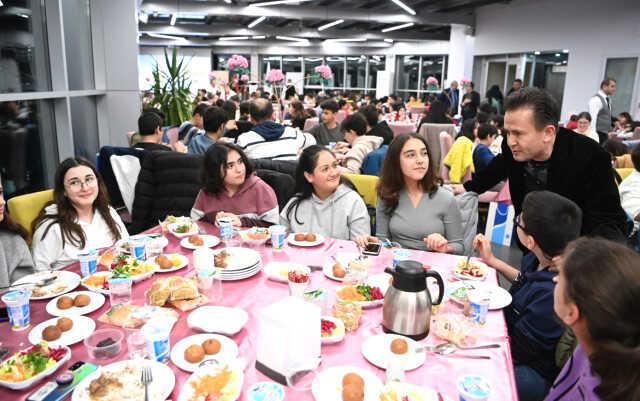 İlk kez oruç tutan 500 çocuk birlikte iftar açtı, ortaya çok güzel görüntüler çıktı