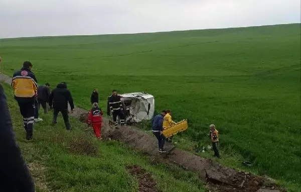 İşçileri taşıyan minibüs devrildi: 3'ü ağır, 9 yaralı