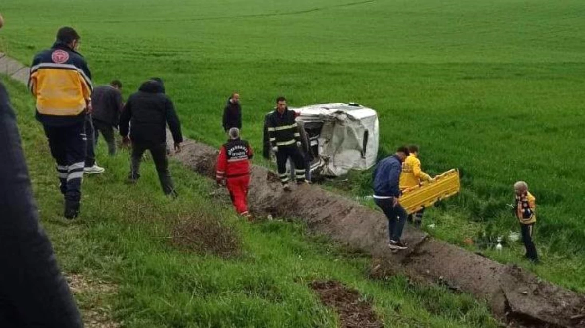 İşçileri taşıyan minibüs kontrolden çıkarak devrildi: 3\'ü ağır, 9 kişi yaralandı