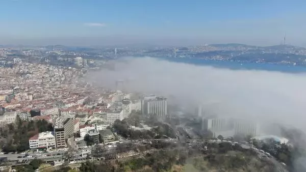 Aniden bastıran sis nedeniyle İstanbul Boğazı'nda gemi trafiği durdu Aniden bastıran sis nedeniyle İstanbul Boğazı'nda gemi trafiği durdu