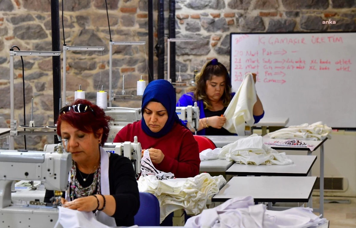 İzmir Meslek Fabrikası\'nda Depremzedeler İçin İç Çamaşırı Üretiliyor