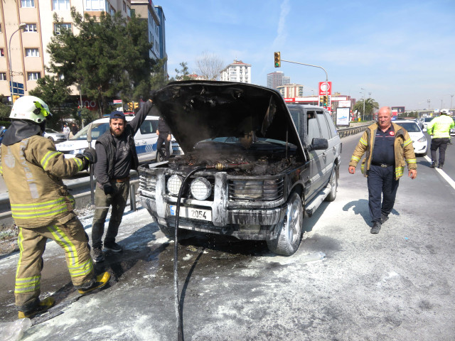Kadıköy'de cipi yanan genç kadını diğer sürücüler teselli etti