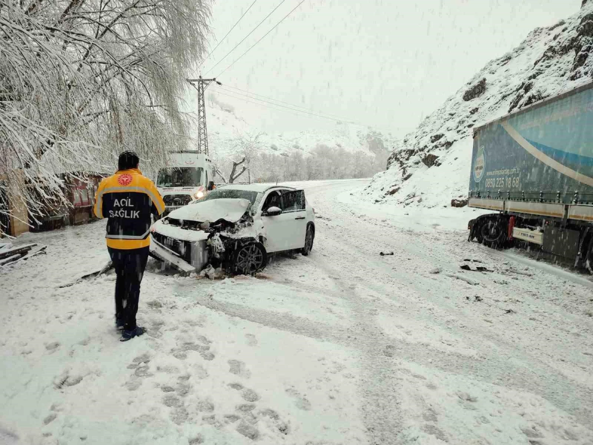 Kar yağışı kazaya neden oldu, iki araç çarpıştı: 2 yaralı