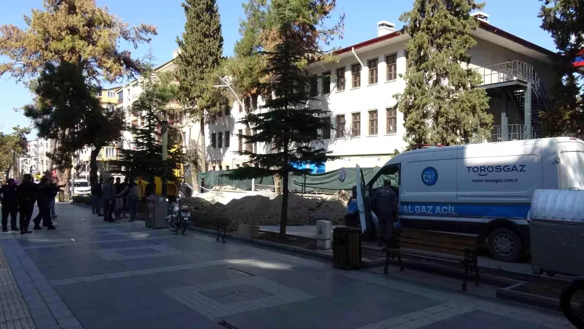 Kepçe doğalgaz borusunu patlattı, cadde üzerindeki işletmeler boşaltıldı