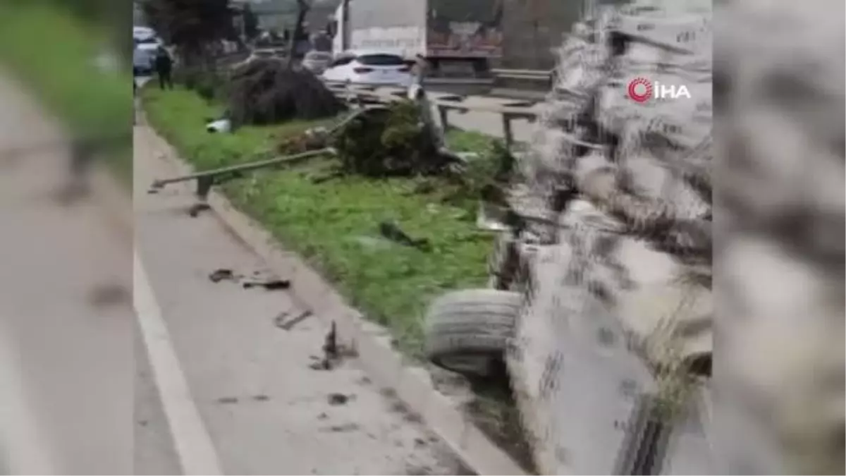 Kontrolden çıkan araç refüje çıkıp ağaç ve direkleri yerinden söktü: 2 yaralı