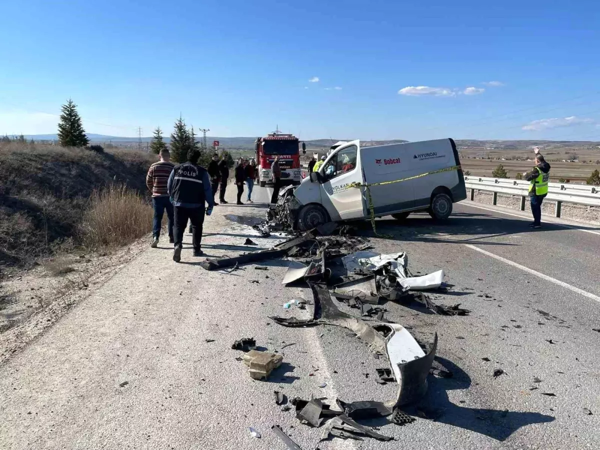 Kütahya\'da minibüs ile süt tankeri çarptı: 1 ölü, 1 yaralı