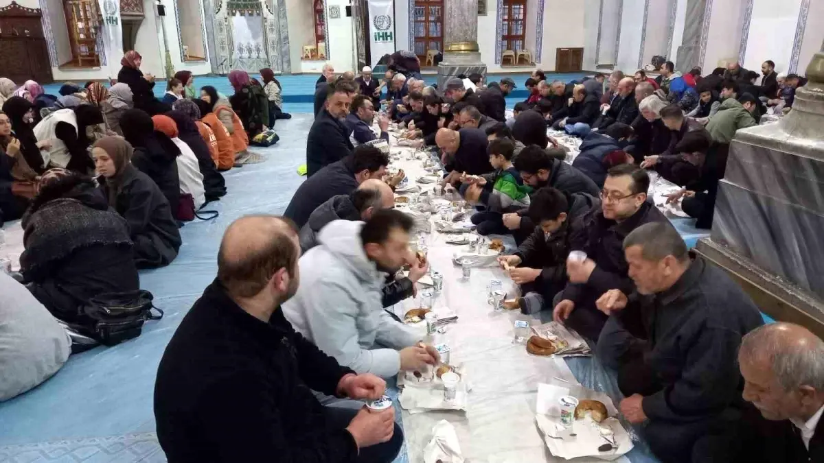 Kütahya İHH\'dan "Ümmet iftarı"