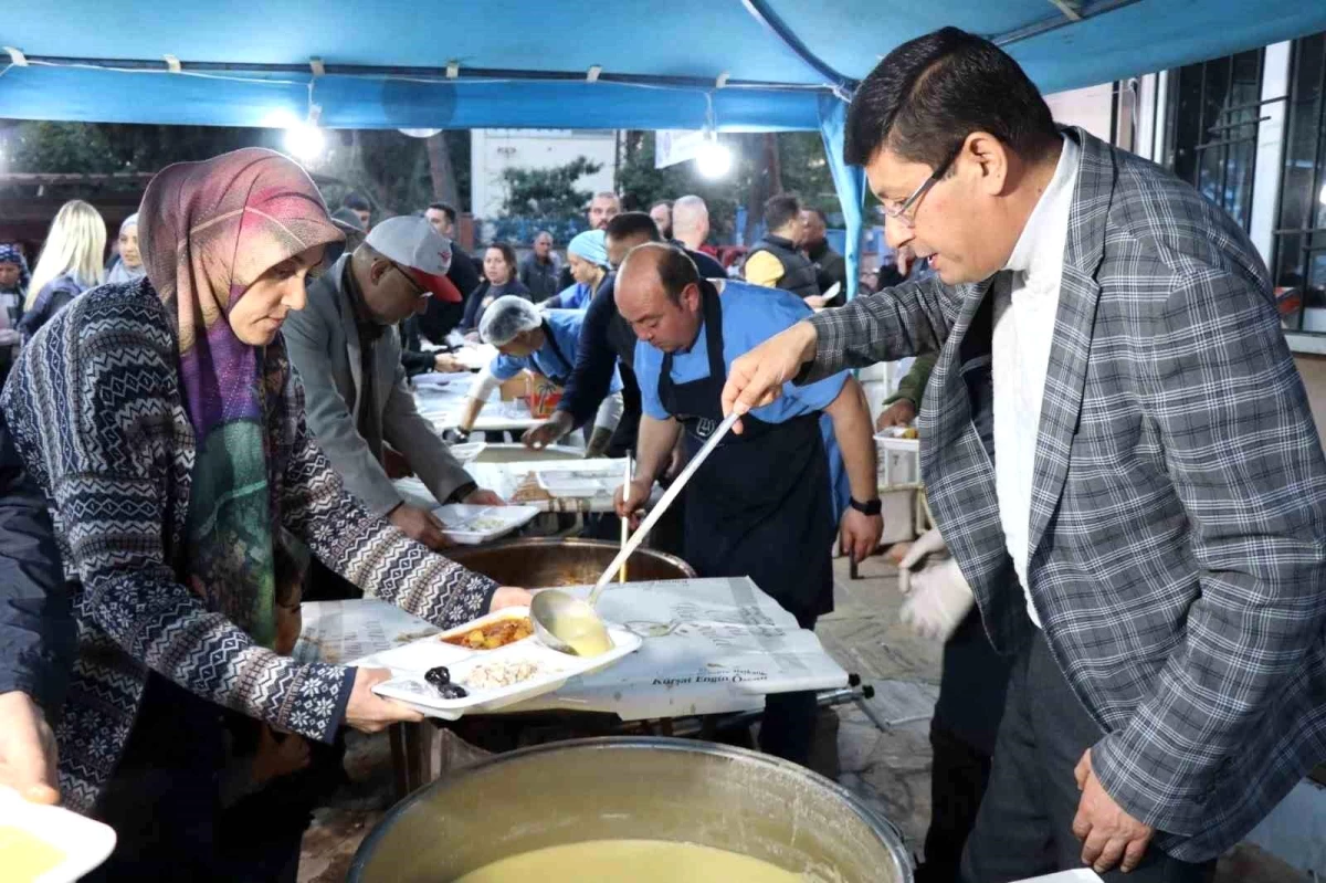Nazilli Belediyesi\'nin iftar sofralarında vatandaşlar bir araya geliyor