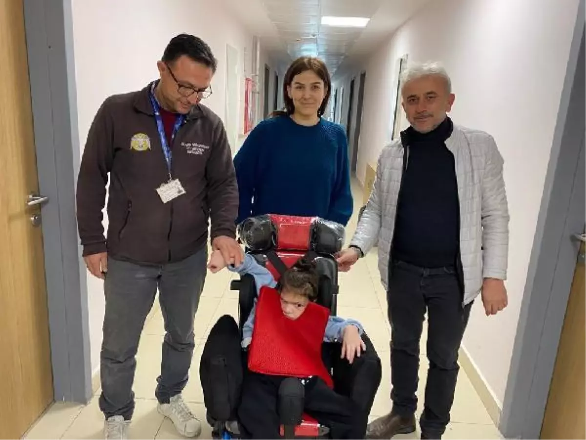 SAĞLIK ÇALIŞANLARINDAN KAS HASTASI DEPREMZEDE ELİSA\'YA TEKERLEKLİ SANDALYE