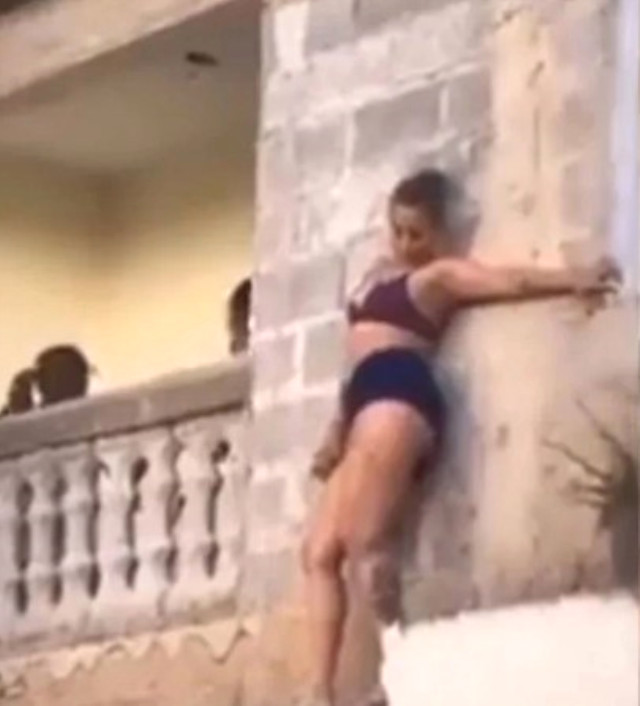 Yasak aşk yaşadığı adamın eşi eve gelince balkonun köşesinde saklandı