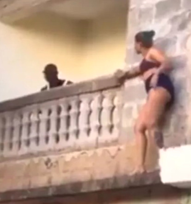 Yasak aşk yaşadığı adamın eşi eve gelince balkonun köşesinde saklandı