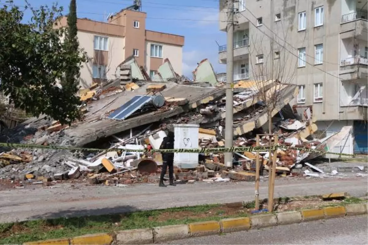 ADIYAMAN\'DA ÇÖKEN BİNADAKİ ARAMA ENKAZDA CANLI BULUNMADIĞININ TESPİTİYLE SONLANDI