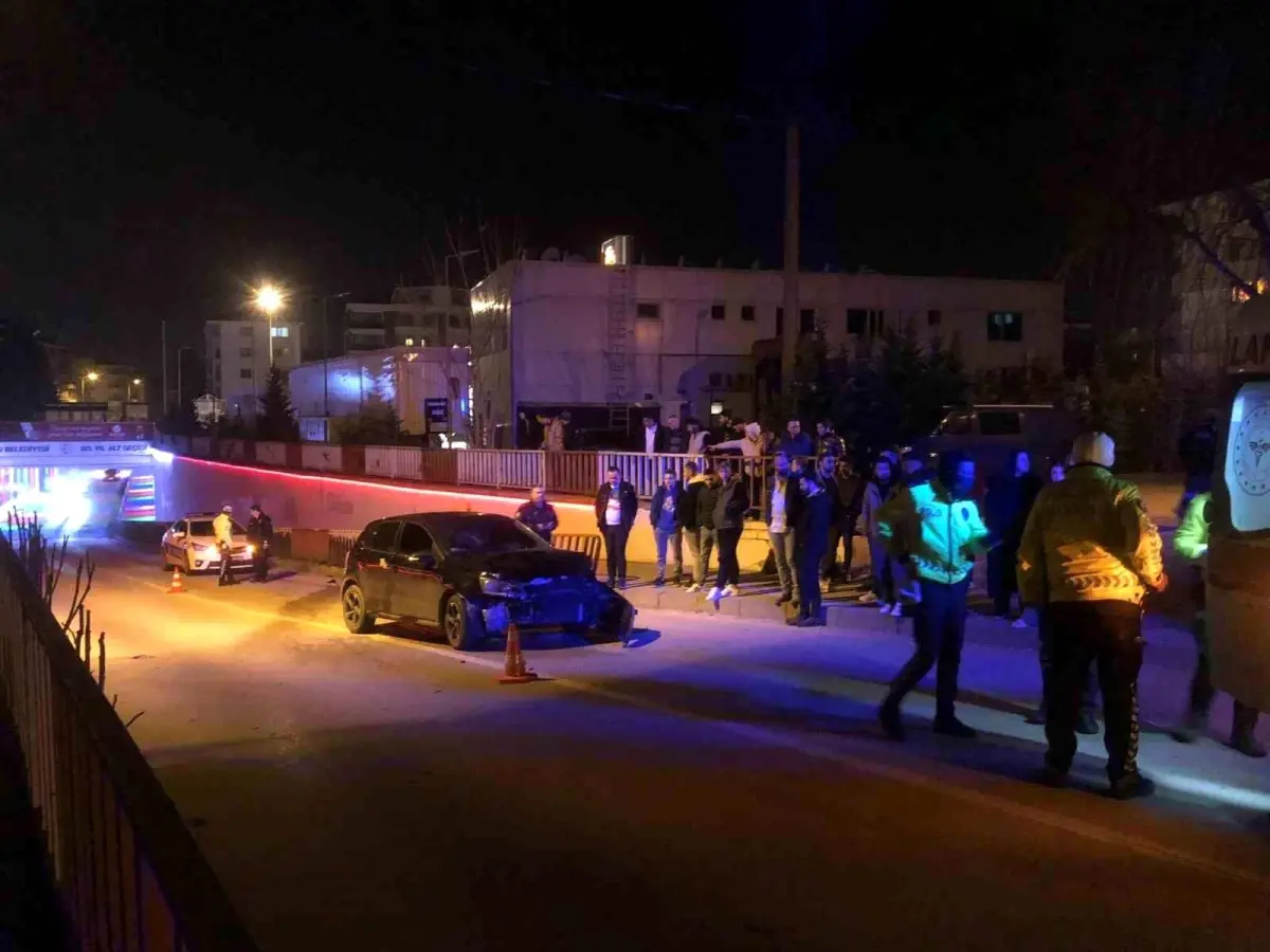 Bariyerlere çarptı, aracının başında "oğlum" diyerek feryat etti